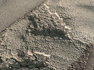 Επικίνδυνες λακκούβες στο οδόστρωμα