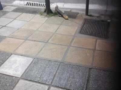 Κολονακι πεζοδρομιου  πεσμενο στο κρασπεδο