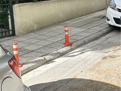 παρανομη τοποθετηση κολωνακια