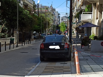 Κατεστραμμένα κολωνακια και παρανομη σταθμεση