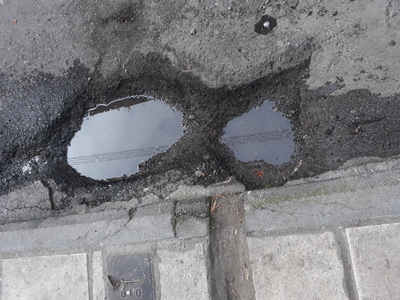 Κατεστραμμένο οδόστρωμα στην οδο Θουκυδίδου