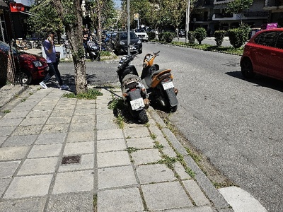 παρατημένα μηχανάκια μπροστά σε μαγαζί
