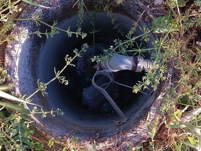 Τρύπα μέσα στο τμήμα του γκαζόν στη μαρίνα Αρετσούς