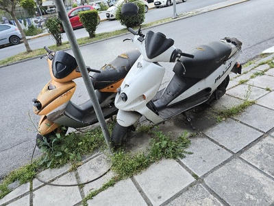 τα μηχανακια ειναι ακίνητα και δεμενα 4 χρονια τουλαχιστον