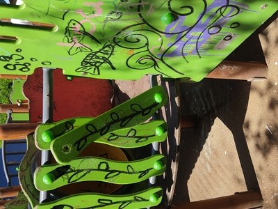 Χαλασμένη παιχνίδι σε παιδική χαρα