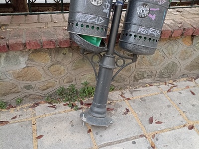 Κάδος εξω από το 6ο Δημοτικό σχολείο   ΕΠΕΙΓΟΝ