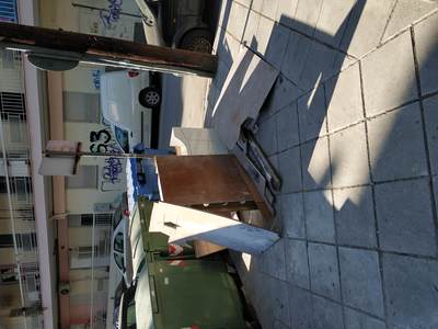 Αντικείμενα πεταμένα στο πεζοδρόμιο