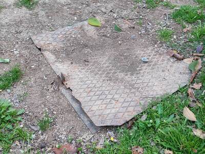 ΚΙΝΔΥΝΟΣ ΤΡΑΥΜΑΤΙΣΜΟΥ ΑΠΟ ΣΚΟΥΡΙΑΣΜΕΝΟ ΜΕΤΑΛΛΙΚΟ ΚΑΠΑΚΙ ΕΝΤΟΣ ΤΗΣ ΠΑΙΔΙΚΗΣ ΧΑΡΑΣ