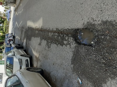 Λακούβα και κατεστραμμένο οδόστρωμα στη Θεοφράστου στο Lidl