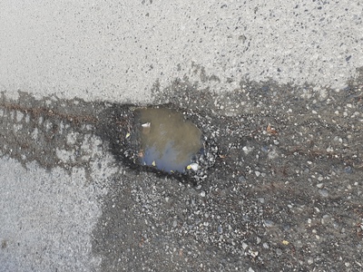 Λακούβα και κατεστραμμένο οδόστρωμα στη Θεοφράστου στο Lidl