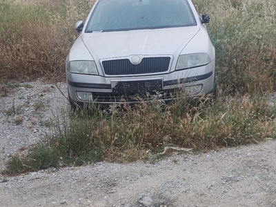 Δύο αυτοκίνητα παρατημένα εδώ και καιρό