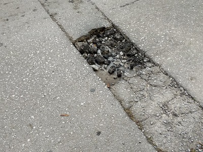 σπασμένο οδόστρωμα - επικίνδυνο βαθούλωμα   Αποστόλου Παύλου  ΕΠΕΙΓΕΙ