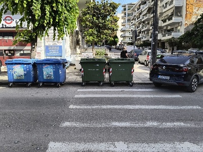 Οι κάδοι καταλαμβάνουν τη διάβαση!!! Μεγάλου Αλεξάνδρου