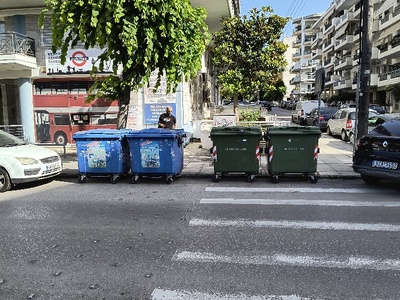 Οι κάδοι καταλαμβάνουν τη διάβαση!!! Μεγάλου Αλεξάνδρου