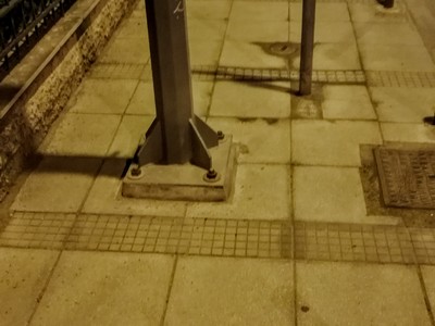 Εμπόδια προσπέλασης πεζοδρομίων