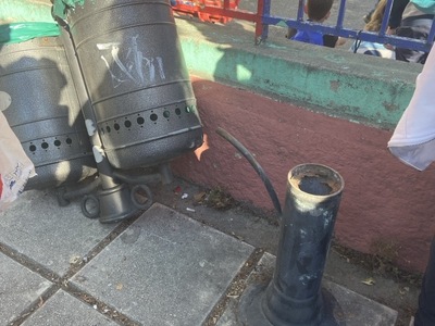 σπασμένος καδος αποριμματων