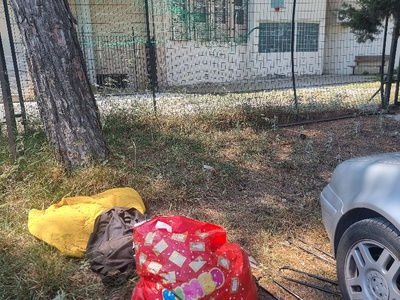 Παρατημενα καροτσια και σκουπίδια απο Γυφτους