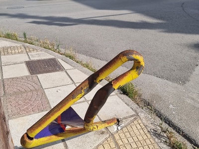 Στραβωμένη μπαρα στην διάβαση πεζών Τάκη Οικονομίδη