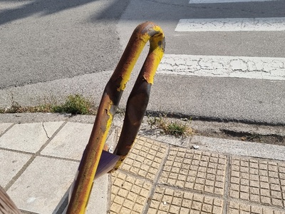 Στραβωμένη μπαρα στην διάβαση πεζών Τάκη Οικονομίδη