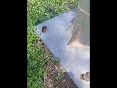 Επικίνδυνη κολώνα φωτισμού  	Πλατεία Σκρα