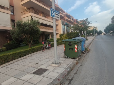 Κάδος επί της Σαράφη με Δεληγιαννιδη πράσινος, δεν λειτουργεί σωστά ο ποδομοχλός