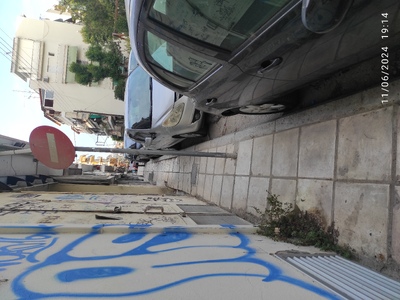 Η βάση της πινακίδας δεν είναι σταθερή  	Περικλέους