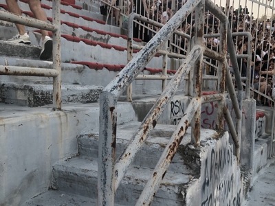 Πληρης εγκαταληψη γηπεδου Καλαμαριας με κινδυνο σωματικης βλαβης καθως διοργανωνονται συναυλιες