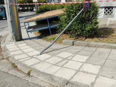 πινακιδα πεσμενη μετα απο ατύχημα