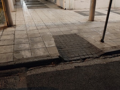 κολωνακι στην αγορα του Φοίνικα