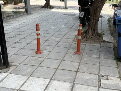 παρανομη τοποθετηση πλαστικα κολωνακια  Κωνσταντινουπόλεως