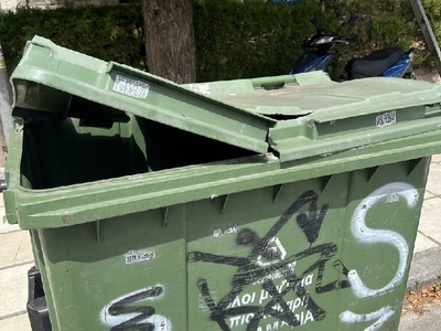 σπασμένο καπακι πράσινου κάδου σκουπιδιών 	Πόντου