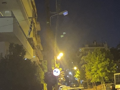 Καμένη λάμπα σε κολώνα της Δ.Ε.Η.  Μακροχωρίου