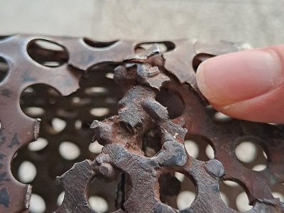 Τρυπημένο, αιχμηρό παγκάκι ΟΑΣΘ