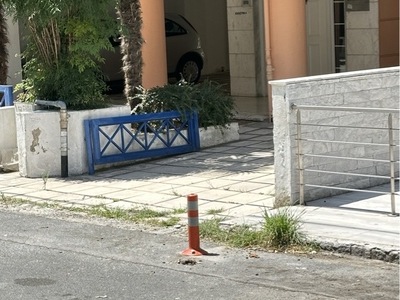 ΠΑΡΑΝΟΜΗ τοποθετηση κολωνακι  	Κρώμνης