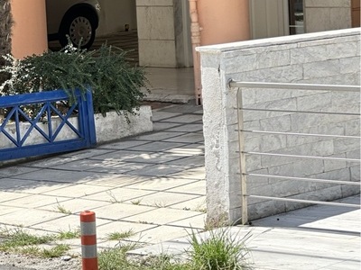 ΠΑΡΑΝΟΜΗ τοποθετηση κολωνακι  	Κρώμνης