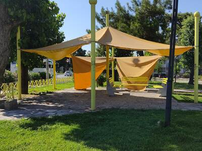 Ξηλωμένη τέντα σε πάρκο  Πραξιτέλους και Εθν. Αντίστασης
