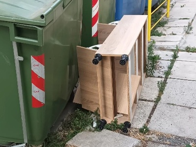 παπουτσοθήκη 	Καραβαγγέλη