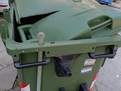 Αλλαγή σπασμένου καπακιού σε κάδο απορριμμάτων Κυζίκου 18 & Παρασκευοπούλου