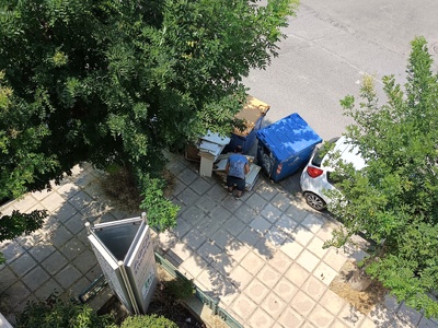 Πεταμένα έπιπλα   	Χειμωνίδου και Επανωμής