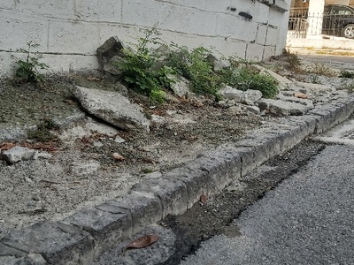 Αναφορα επικινδυνου πεζοδρομιου!!