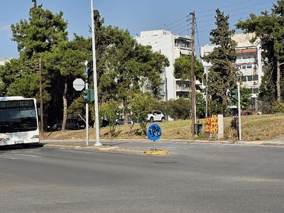 Γκράφιτι σε ταμπελα 	Μητροπολίτου Γρηγορίου Κυδωνιών