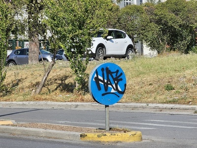 Γκράφιτι σε ταμπελα 	Μητροπολίτου Γρηγορίου Κυδωνιών