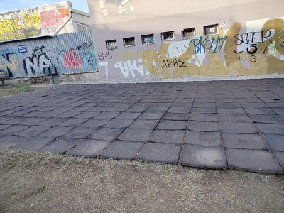 Αποχαρακτηρισμένη παιδική χαρά  Καισαρείας & Ζηργάνου