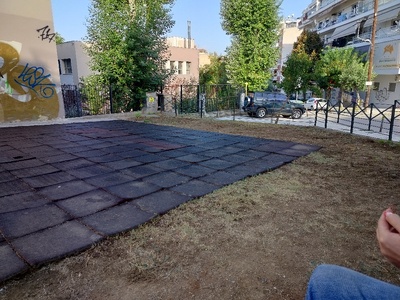 Αποχαρακτηρισμένη παιδική χαρά  Καισαρείας & Ζηργάνου