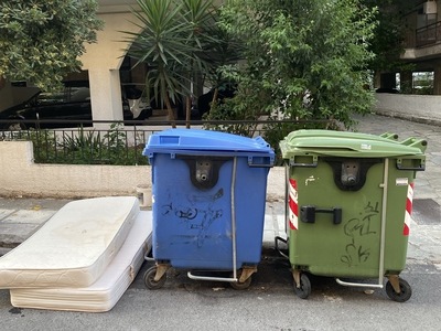 τοποθετηση καδων καθετα στους δρομους