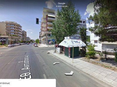 Αποξήλωση κλειστού περιπτέρου Εθνικής Αντιστάσεως