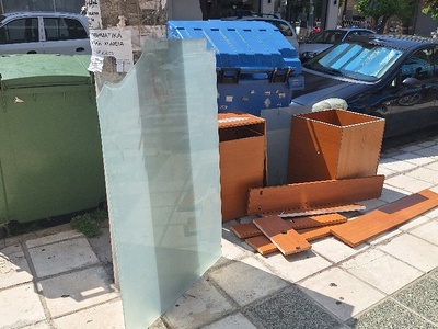 Τζάμι αφημενο σε πεζοδρομιο 	Βιθυνίας