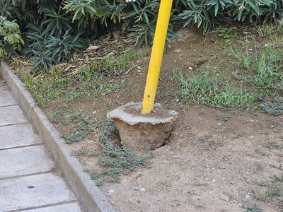 επικίνδυνη ταμπέλα στον αέρα  	ΔΙΩΡΟΦΑ