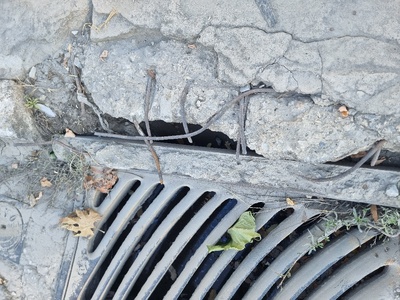 Επικίνδυνο πεζοδρόμιο ,Αδριανουπόλεως με Μητροπολιτου Κυδωνιων στο φανάρι