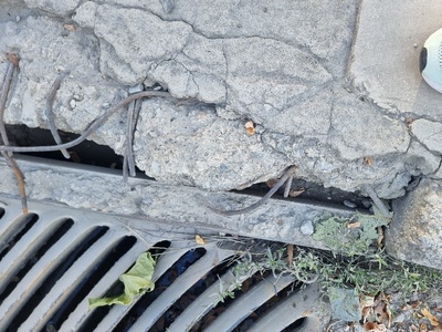 Επικίνδυνο πεζοδρόμιο ,Αδριανουπόλεως με Μητροπολιτου Κυδωνιων στο φανάρι